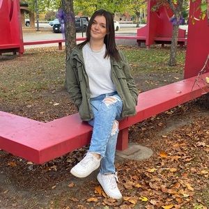 Meet your posher, Ally. ***feel free to leave a comment and make offers/bundles!